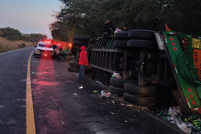 camion refresquero vuelca en ecuandureo y provoca rapina entre los