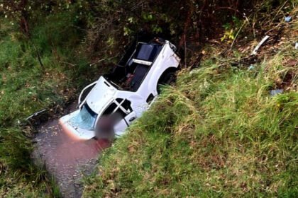 camioneta cae a canal de agua junto a la carretera