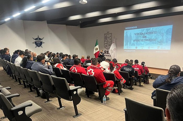 carlos soto promueve la capacitacion en proteccion civil y bomberos