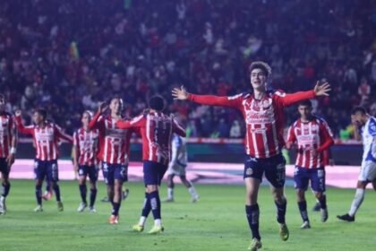 chivas gana a pachuca con gol de armando gonzalez lider
