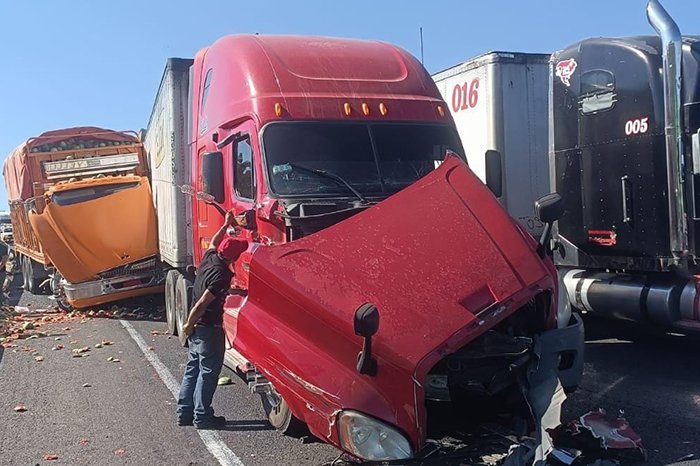 choque de tres vehiculos de carga en la carretera mexico guadalajara