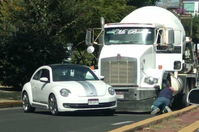 choque entre camion revolvedor y automovil en el libramiento suroriente