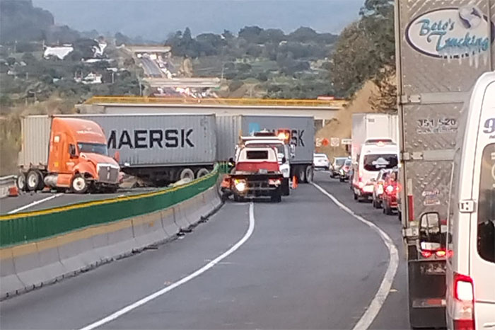 choque multiple en la siglo xxi involucra tractocamion torton y