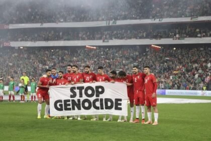 cincuenta mil aficionados en bilbao apoyan la paz en gaza