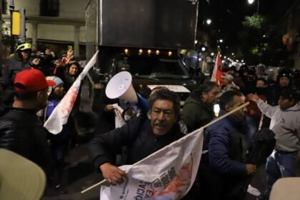 cnte llega a cdmx y enfrenta vallas en su intento