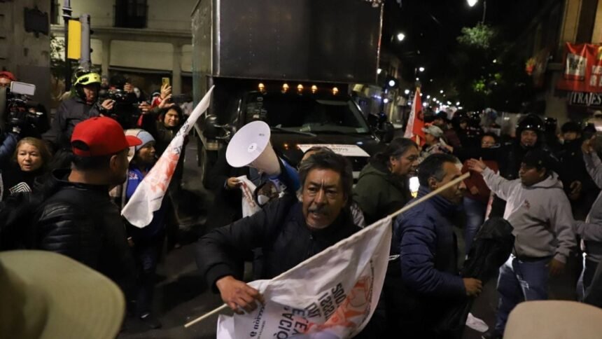 cnte llega a cdmx y enfrenta vallas en su intento