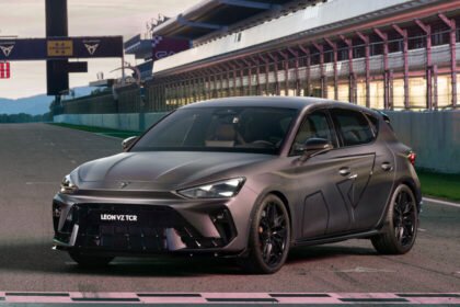 CUPRA León VZ TCR presenta características de un automóvil de competición