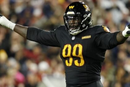 defensivo de commanders de washington impacta en la cara a