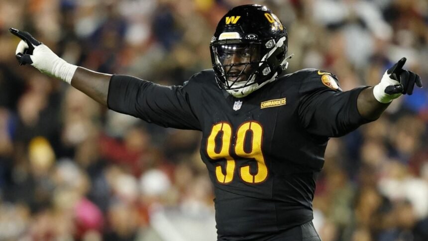 defensivo de commanders de washington impacta en la cara a