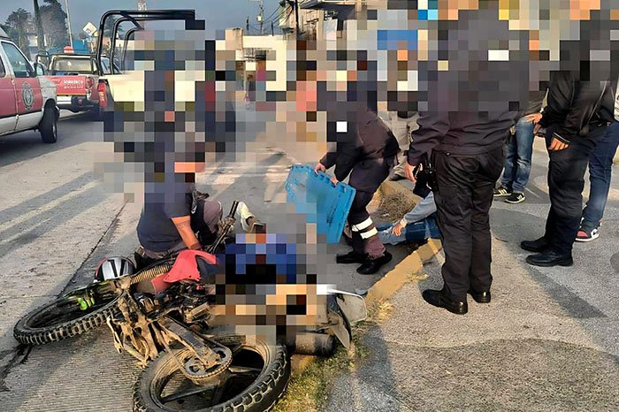 derrape de motocicleta provoca dos heridos en libramiento de zitacuaro