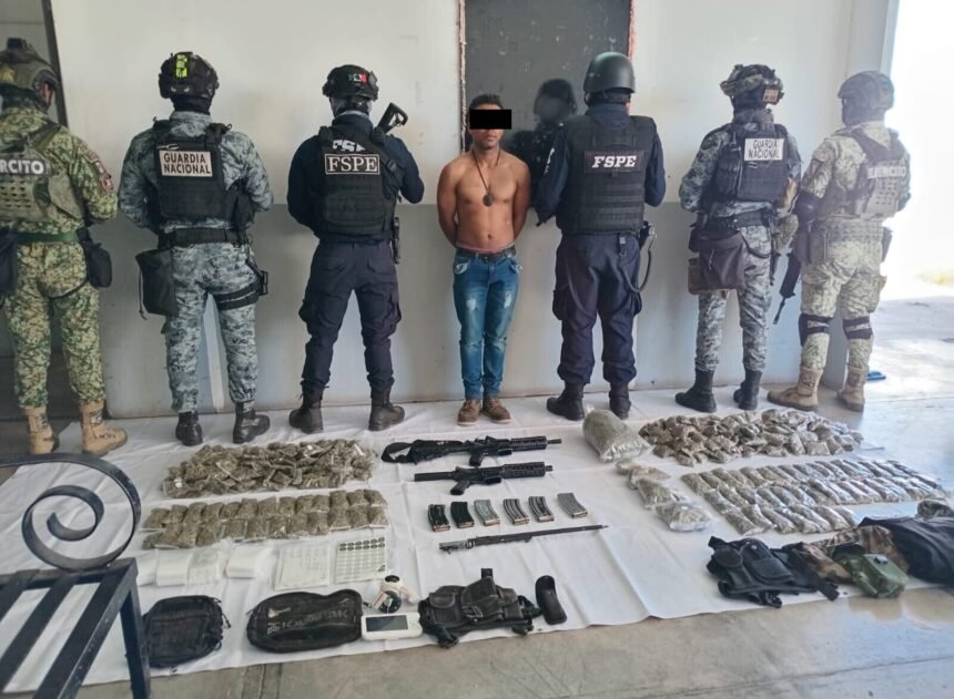 detencion de un individuo con armamento y casi 8 mil