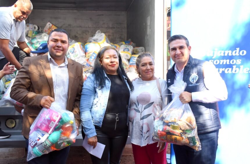 dif estatal y voluntariado de la gente distribuyen viveres a