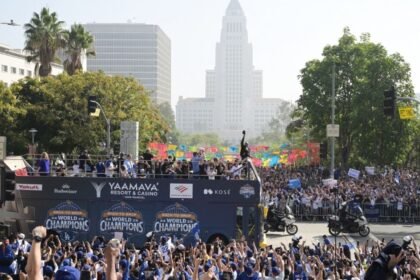 dodgers celebran en los angeles ante miles de fanaticos y