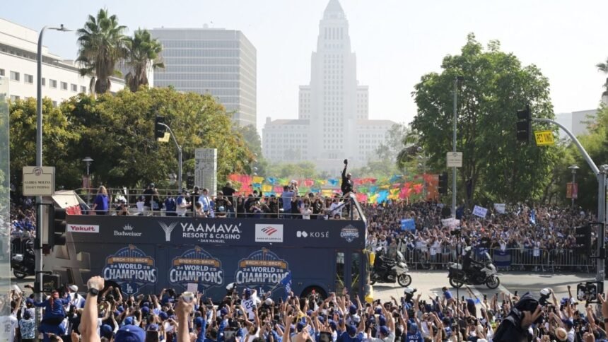 dodgers celebran en los angeles ante miles de fanaticos y