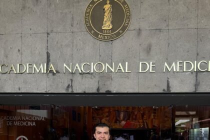 egresado de la uql recibe el premio amfem pfizer a la