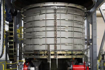 El imán más potente del mundo asegura el suministro energético del futuro y levanta un portaaviones