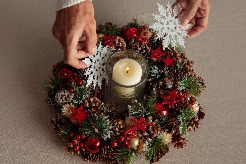 Elaboración de coronas de adviento con materiales disponibles en el hogar