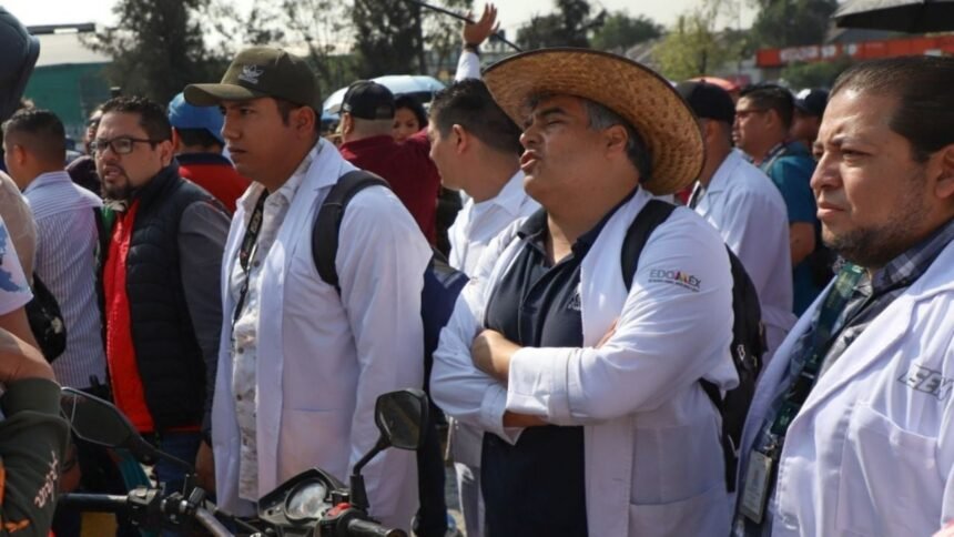 empleados de la secretaria de salud del edomex realizan protesta