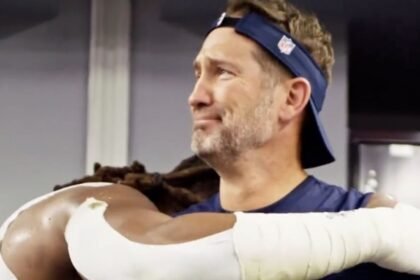 entrenador de cowboys rinde homenaje a marshawn kneeland tras triunfo