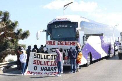 estudiantes del mexe retienen autobuses en el sur de pachuca