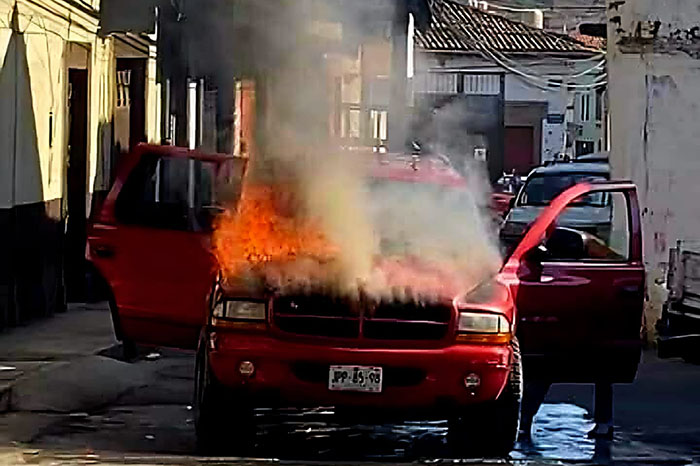 falla electrica origina un incendio en una camioneta en el
