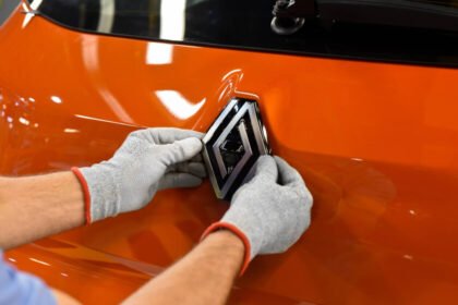 Geely adquiere participación en Renault para producir autos eléctricos e híbridos en Latinoamérica