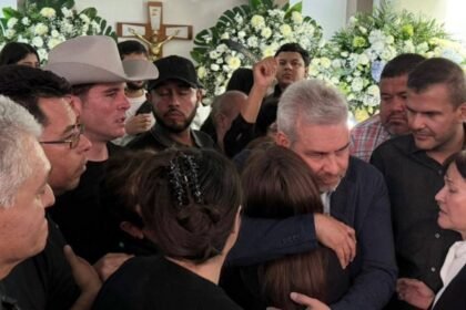 gobernador ramirez bedolla asiste al funeral del alcalde carlos manzo
