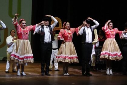 gran funcion en el teatro juarez atrae a numeroso publico
