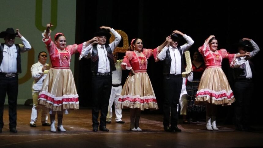 gran funcion en el teatro juarez atrae a numeroso publico