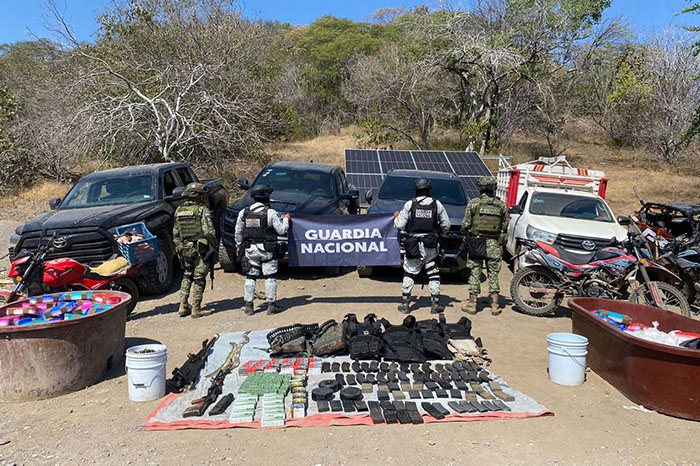 guardia nacional y ejercito mexicano incautan arsenal droga y vehiculos