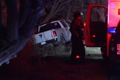hombre pierde el control del vehiculo y choca contra un