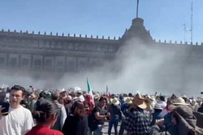 humo dispersa a manifestantes que intentaron escalar valla de palacio