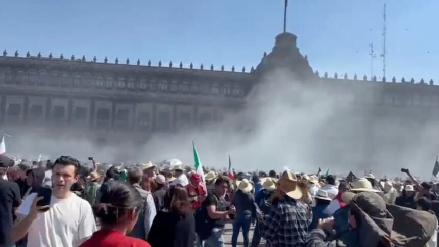 humo dispersa a manifestantes que intentaron escalar valla de palacio