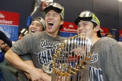 japon celebra la victoria de los dodgers en la serie