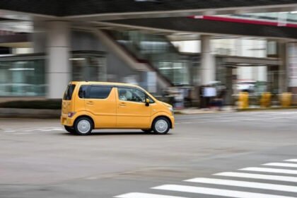 Japón envía automóviles usados a Latinoamérica con el volante en el lado derecho