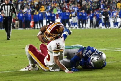 jayden daniels quarterback de commanders sufre fractura de codo durante