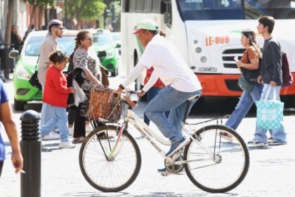 jesus cartero de leon cumple 38 anos en el servicio