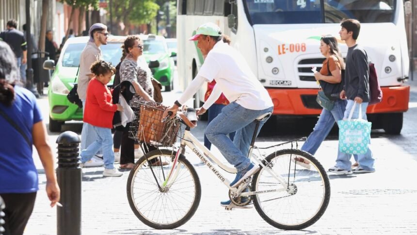 jesus cartero de leon cumple 38 anos en el servicio
