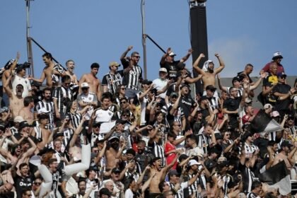 jugadores del atletico mineiro responden a un aficionado tras criticas