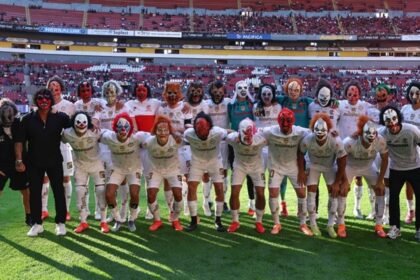 jugadores del toluca ingresan al estadio jalisco con mascaras inspiradas