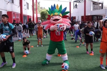 la cdmx presenta su mascota para el mundial 2026 ajolote
