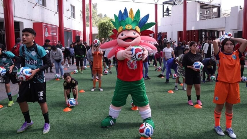 la cdmx presenta su mascota para el mundial 2026 ajolote