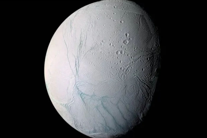 la luna helada de saturno podria contener un oceano favorable