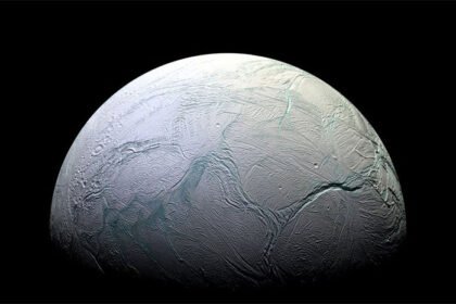 la luna helada de saturno presenta indicios de un oceano