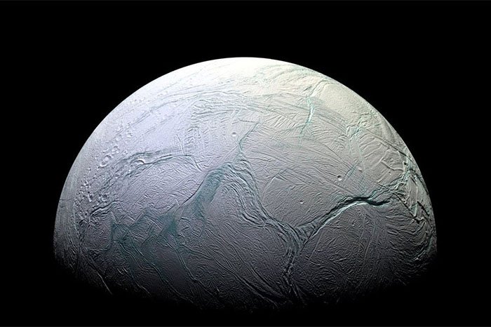 la luna helada de saturno presenta indicios de un oceano