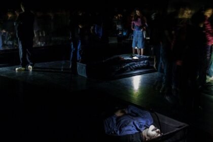 La obra "Los Muertos" combina humor y memoria en su narrativa escénica