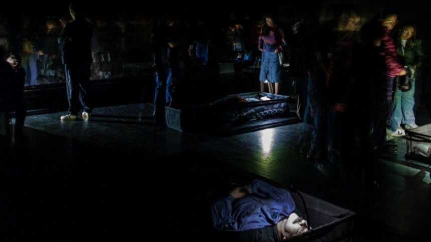 La obra "Los Muertos" combina humor y memoria en su narrativa escénica