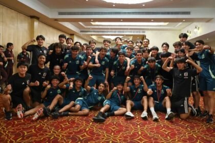 la seleccion de japon celebra con mexico el avance a