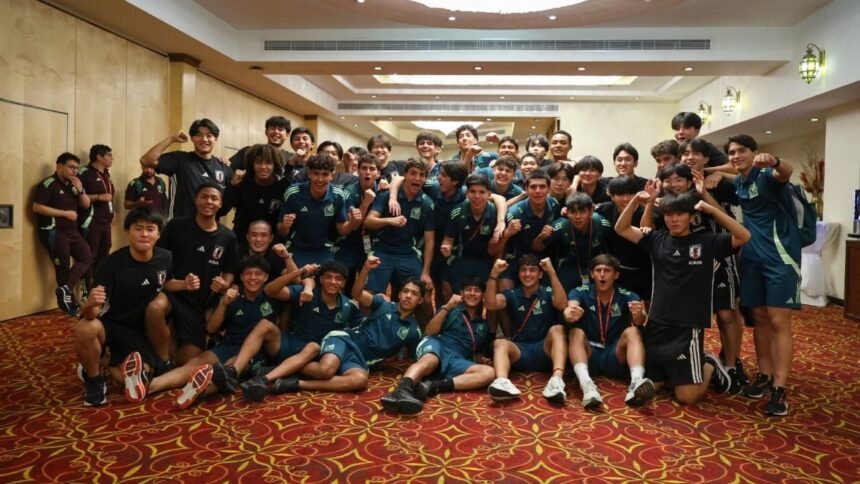 la seleccion de japon celebra con mexico el avance a