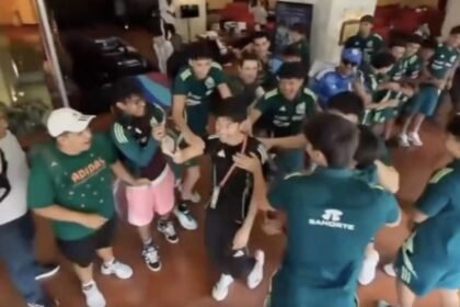 la seleccion mexicana celebra con japon su clasificacion a octavos